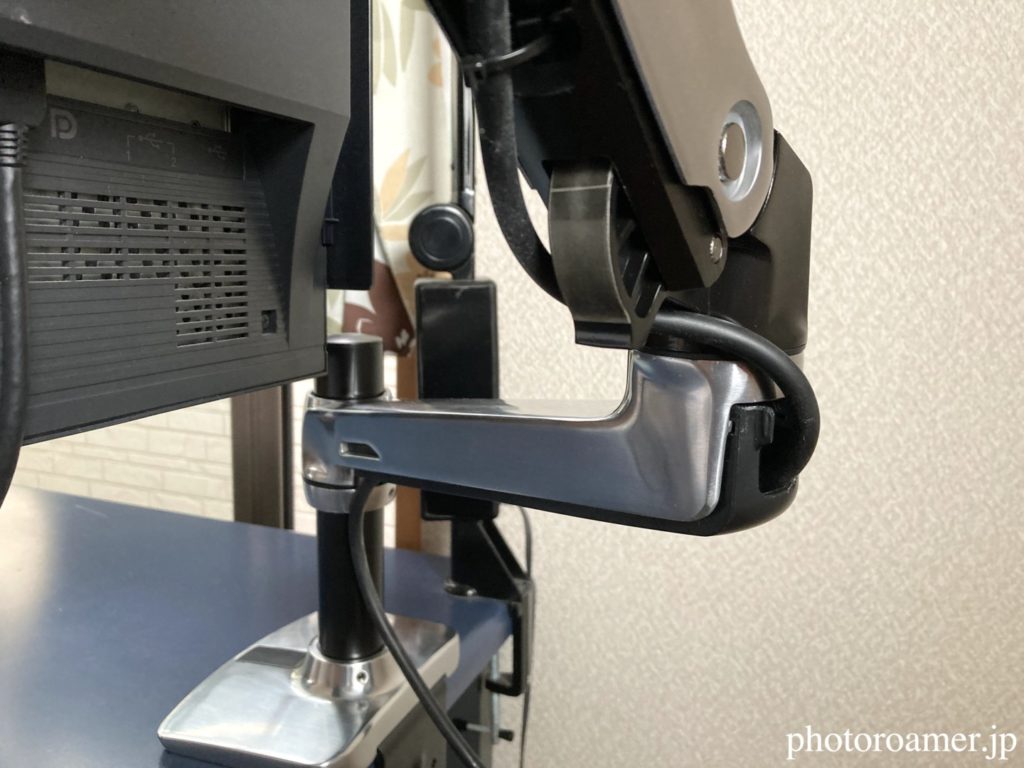 エルゴトロン モニターアーム ケーブル スッキリ