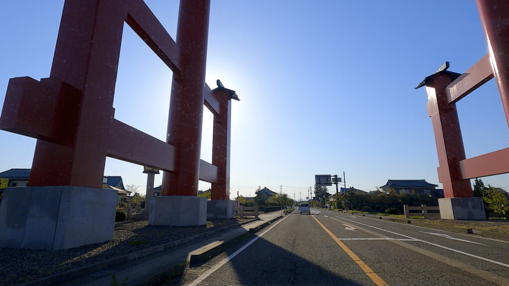 【車中泊で日本一周ひとり旅12日目】彌彦神社の大鳥居