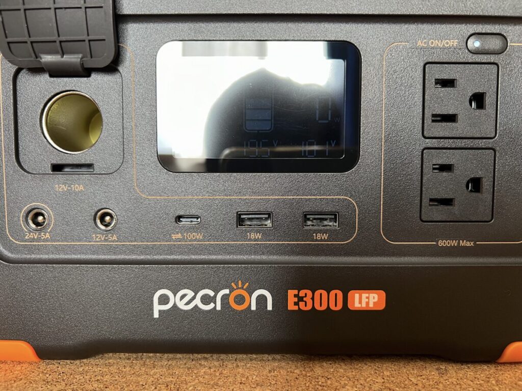 PECRON ポータブル電源 E300LFP 正面デザイン ポート類