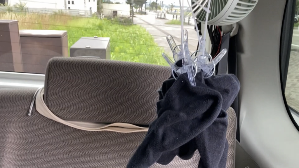 タント 車中泊 天井収納 洗濯物 靴下 自然乾燥