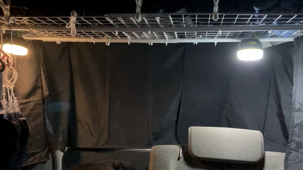 タント 車中泊 天井収納 マグネット式目隠しカーテン 設置