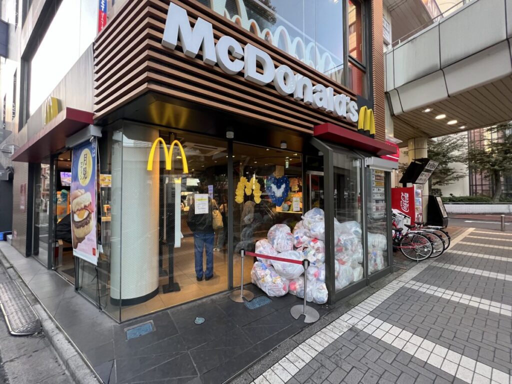 マクドナルド 店頭前 ゴミの山 労働