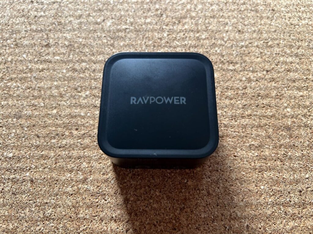 ガジェットポーチ 無印良品 中身 RAVPOWER 折りたたみ式プラグ