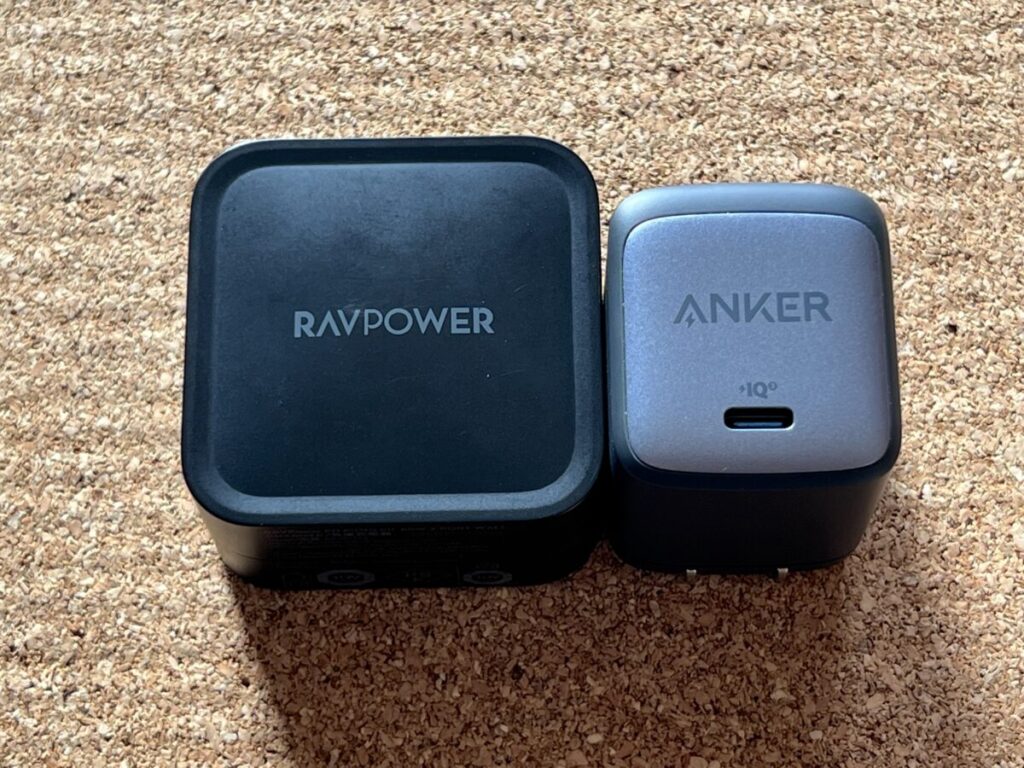 ガジェットポーチ 無印良品 中身 Anker 折りたたみ式プラグ RAVPOWER 比較