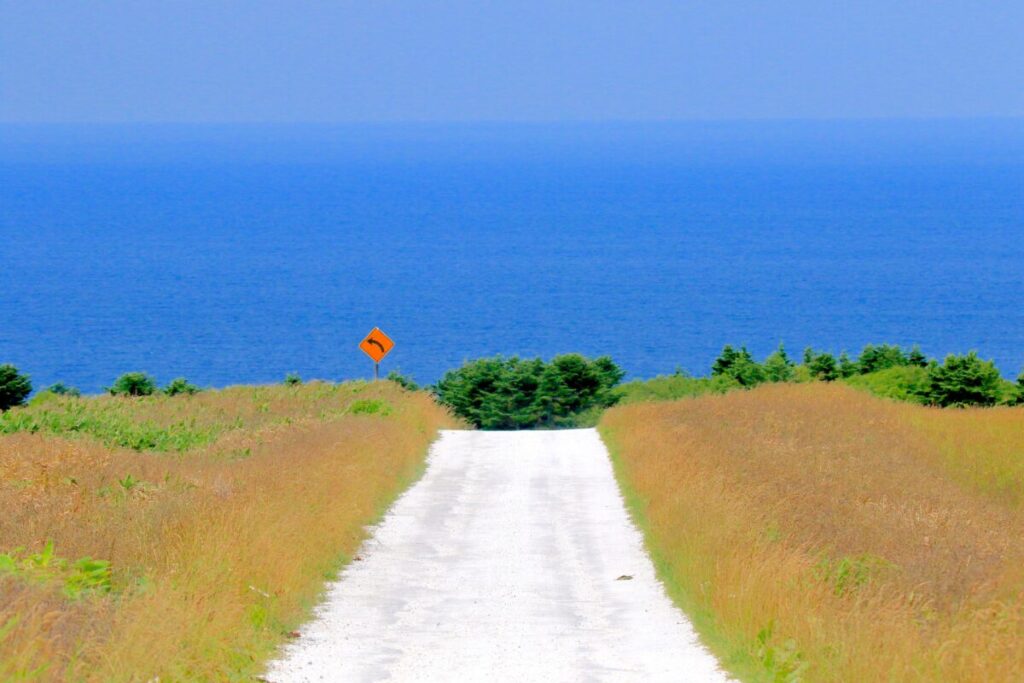 北海道 稚内 白い道 海背景