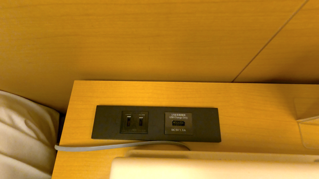 札幌グランドホテル 客室 ベッド脇 電源