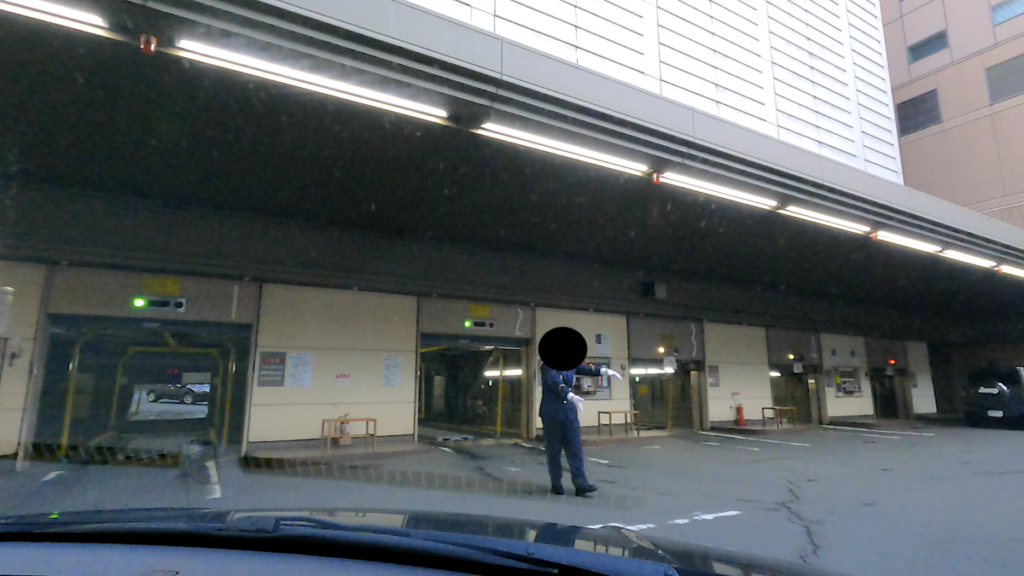 札幌グランドホテル 駐車場 入り口 スタッフ誘導