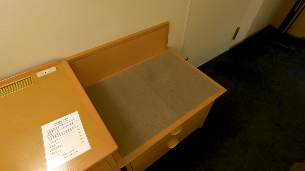 札幌グランドホテル 客室 デスク 荷物置き