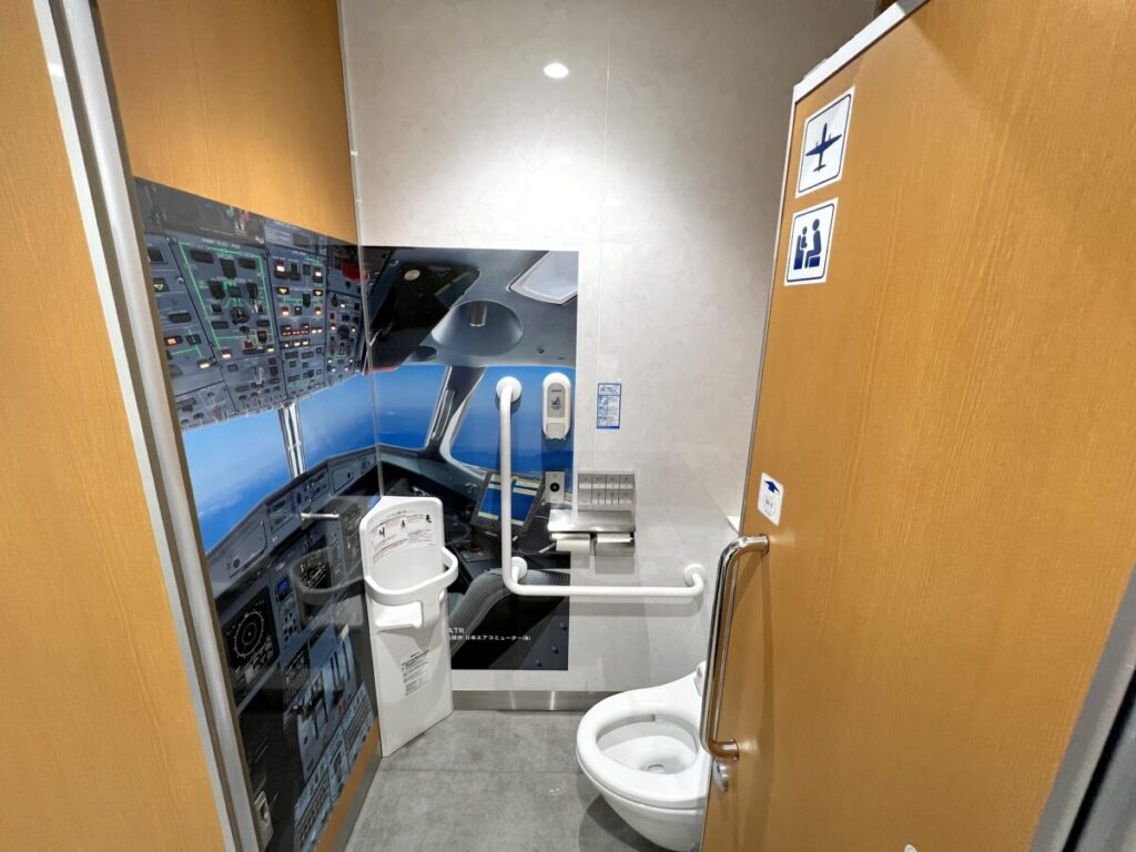 コウノトリ但馬空港 トイレ 操縦席