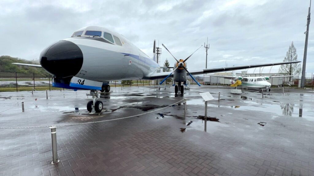 コウノトリ但馬空港 飛行機展示スペース YS11