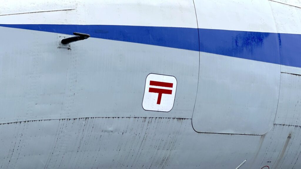 コウノトリ但馬空港 飛行機展示スペース YS11