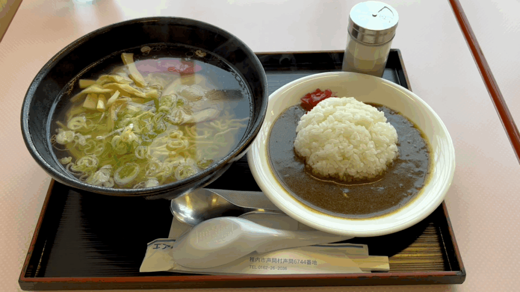 稚内空港 レストラン 塩ラーメン半カレーセット