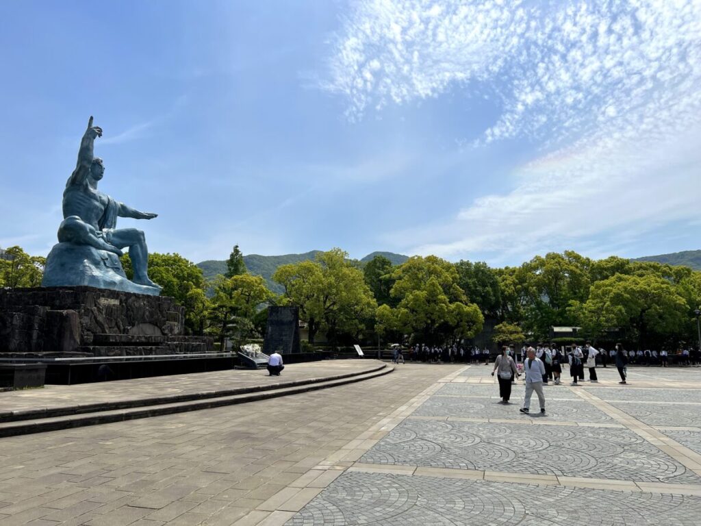 平和祈念像 観光客
