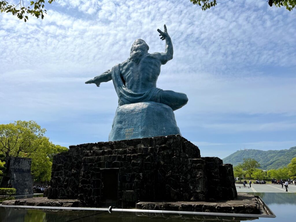 平和祈念像 裏側