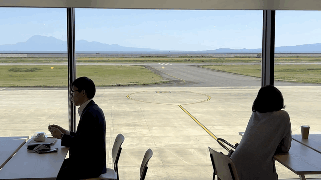 佐賀空港 レストラン さがんれすとらん 志乃 空港店 飲食スペース 滑走路 トラクター