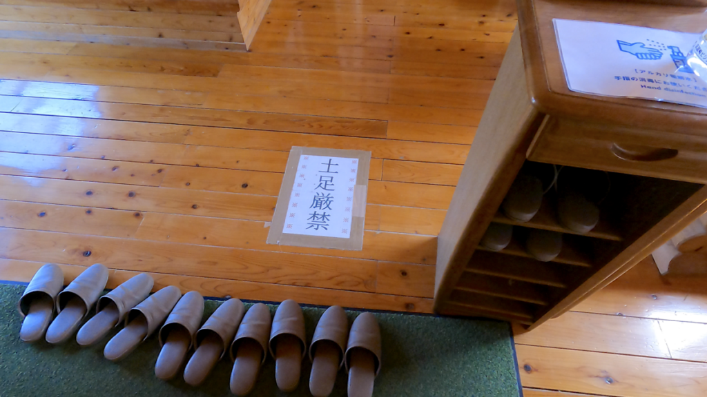 寒立馬 尻屋崎ビジターハウス 建物内 土足厳禁