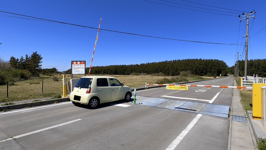 寒立馬 尻屋崎放牧場 入り口ゲート 車通過