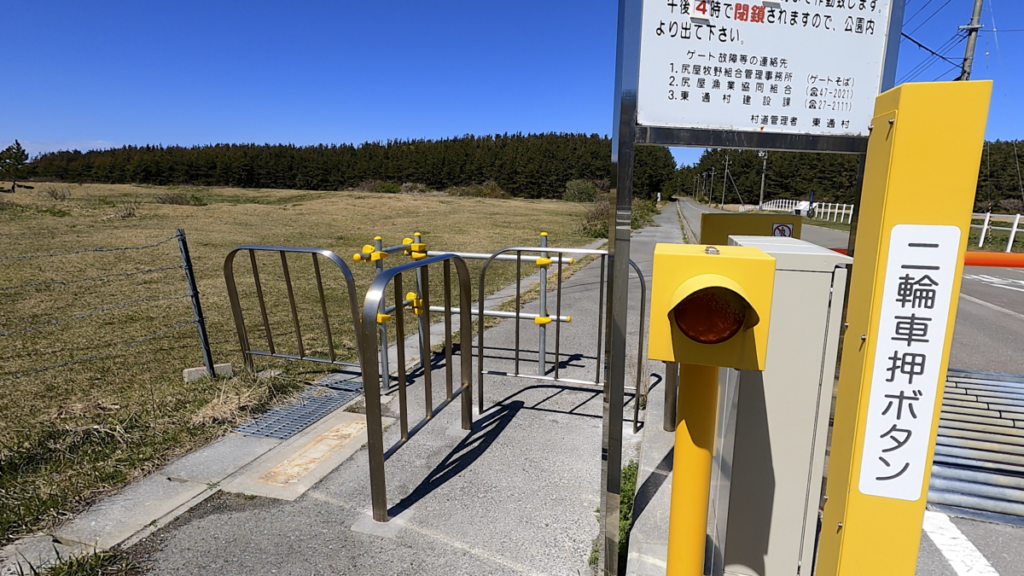 寒立馬 尻屋崎放牧場 入り口ゲート 二輪車