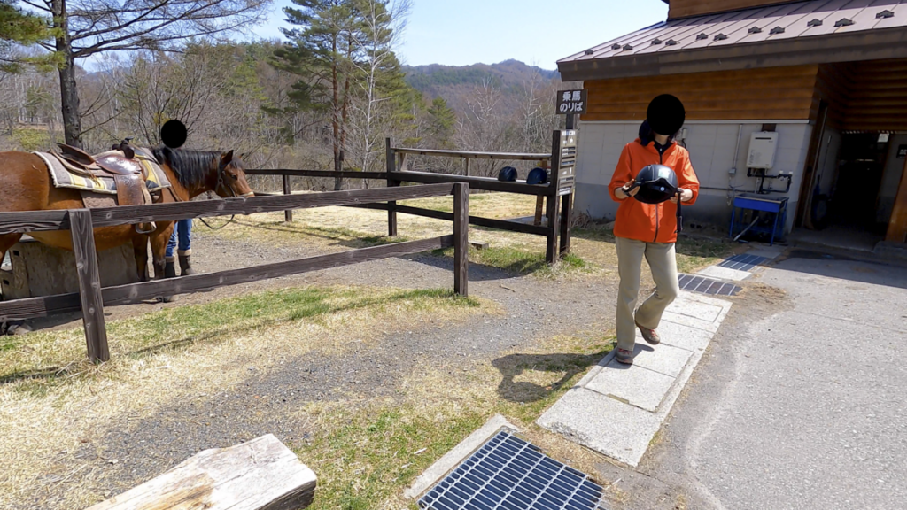日本在来馬 木曽馬 木曽馬の里 体験乗馬受付 準備 ヘルメット