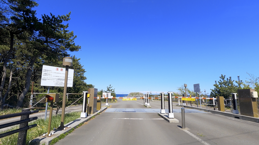 寒立馬 尻屋崎放牧場 道路 反対入口ゲート