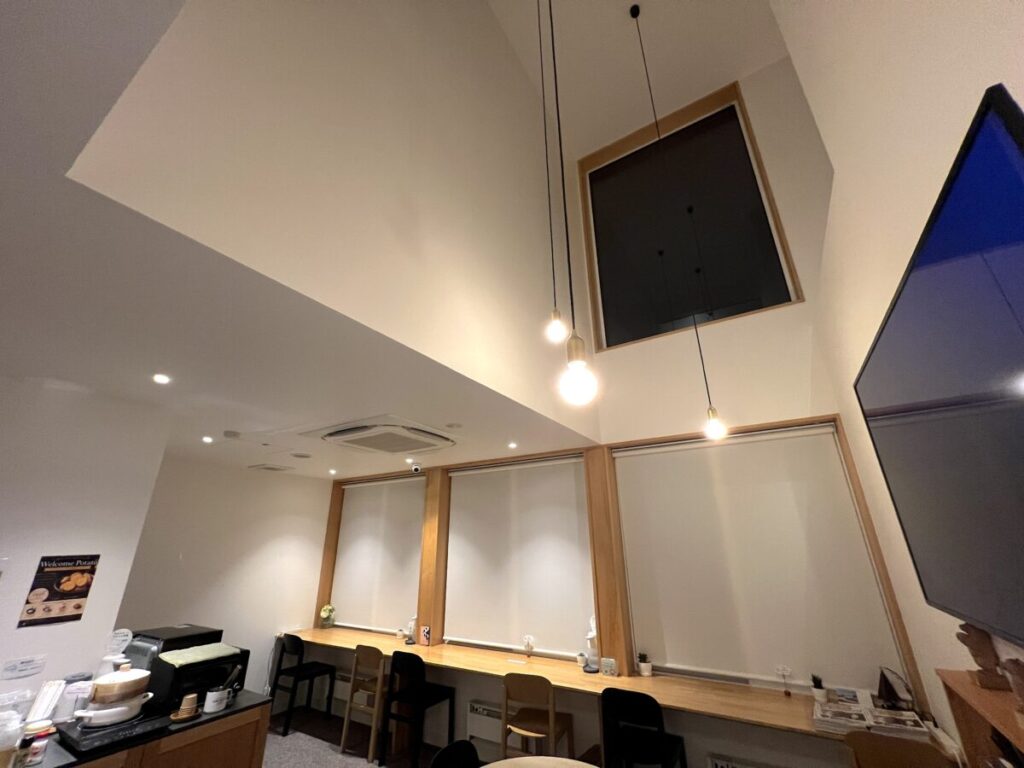 カミシホロホテル ラウンジ 吹き抜け 夜