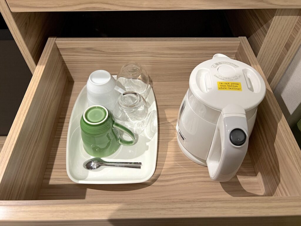 京急EXイン羽田 机 電気ケトル コップ