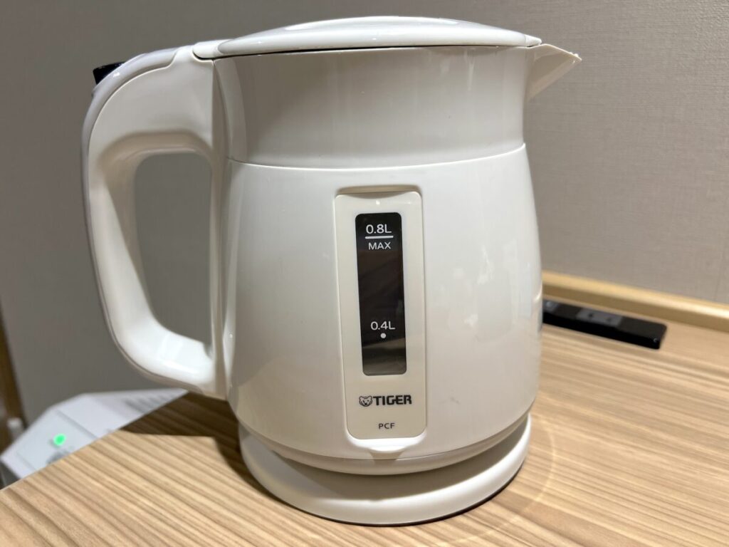 京急EXイン羽田 机 電気ケトル